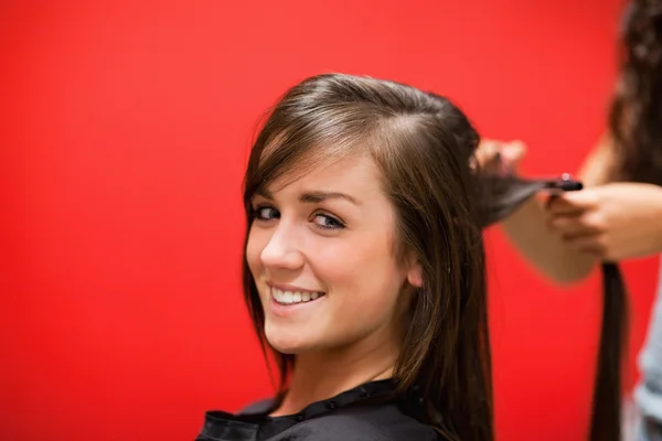 Młoda kobieta o jej włosy wyprostowane — Zdjęcie stockowe