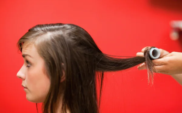 Manos enrollando el cabello —  Fotos de Stock