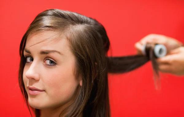 Mulher tendo seu cabelo rolado — Fotografia de Stock