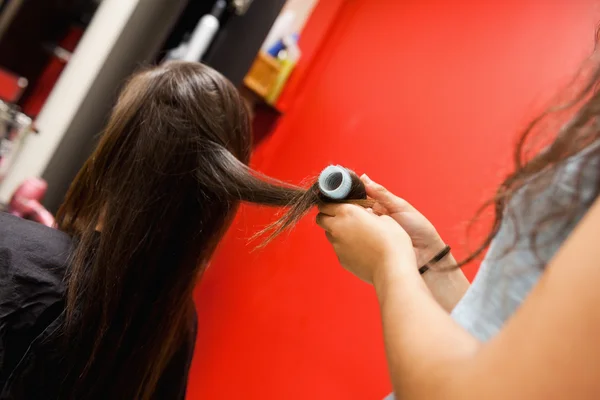 Cabeleireiro rolando cabelo — Fotografia de Stock