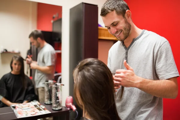 Usmívající se muž kadeřnice stříhat vlasy — Stock fotografie