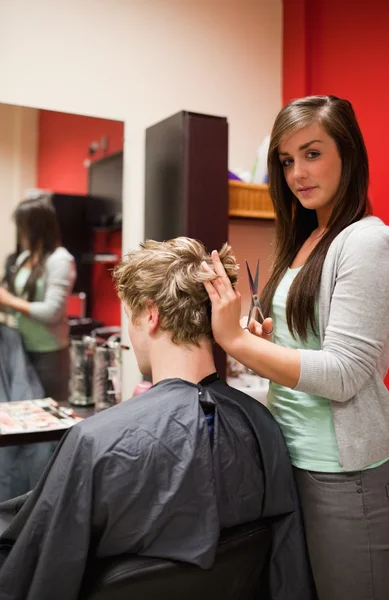 Retrato de uma jovem mulher cortando o cabelo de um homem — Fotografia de Stock