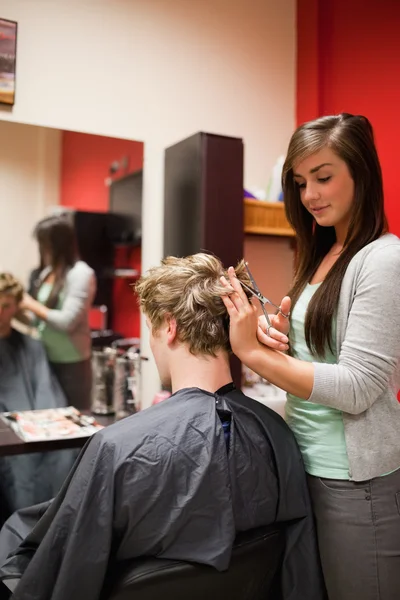 Portret kobiety koncentruje się cięcia włosów człowieka — Zdjęcie stockowe