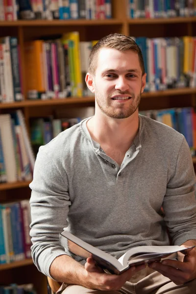 Retrato de um estudante do sexo masculino segurando um livro — Fotografia de Stock