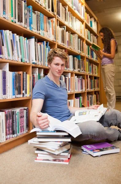 Портрет студента, проводящего исследования, пока его одноклассник читается — стоковое фото