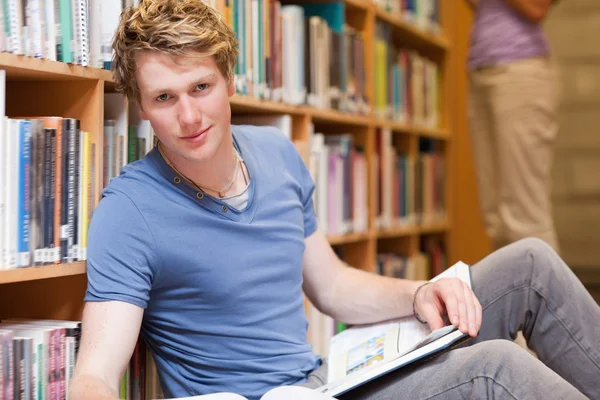 Vacker student poserar med en bok — Stockfoto