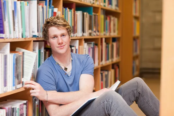Estudiante guapo escogiendo un libro —  Fotos de Stock