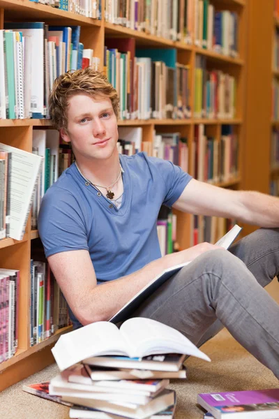 Bir kitap ile bir erkek öğrenci portresi — Stok fotoğraf