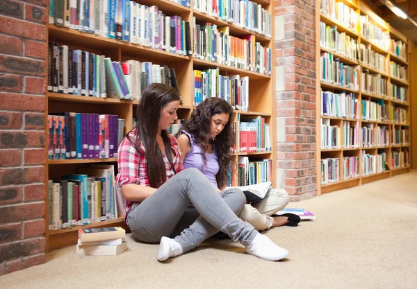Kvinnliga studenter med en bok — Stockfoto