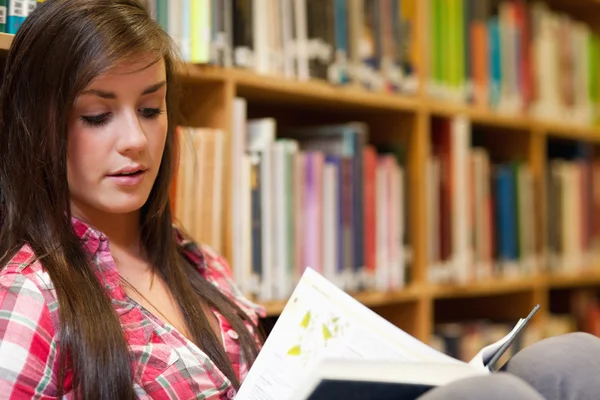 Estudante feminino leitura — Fotografia de Stock