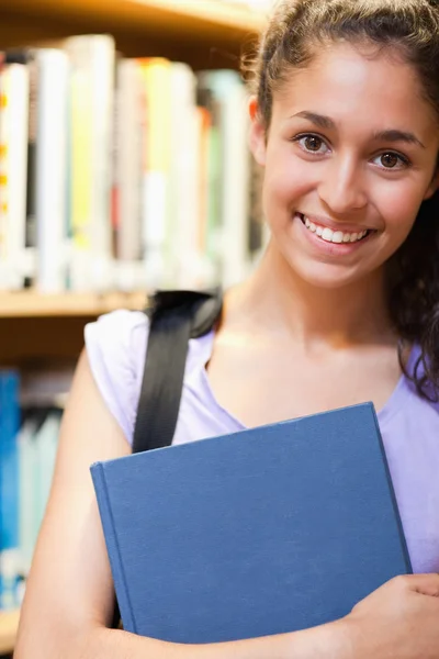 Πορτρέτο του μια ευτυχισμένη φοιτήτριας που κρατά ένα βιβλίο — Φωτογραφία Αρχείου