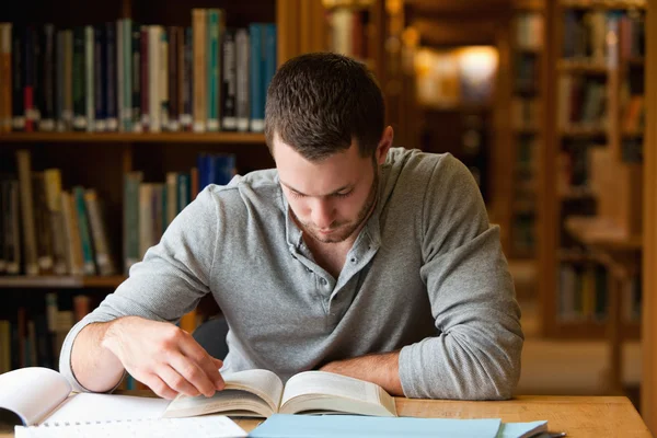 Manlig student forska med en bok — Stockfoto
