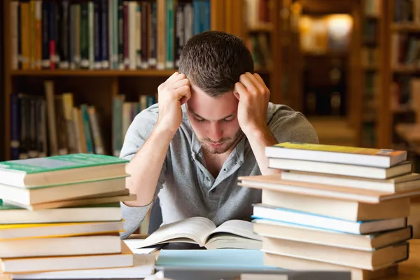 Estudante cansado tendo muito para ler — Fotografia de Stock