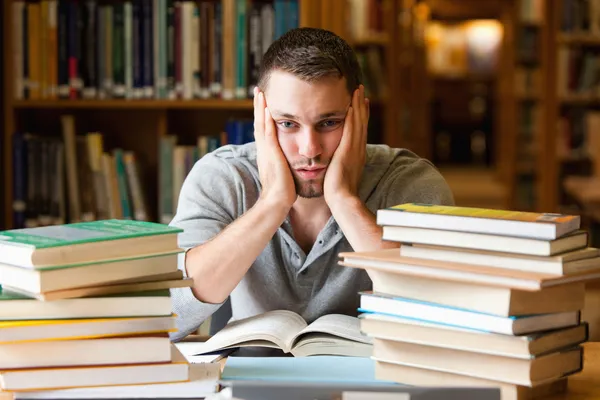 Estudante deprimido tendo muito para ler — Fotografia de Stock