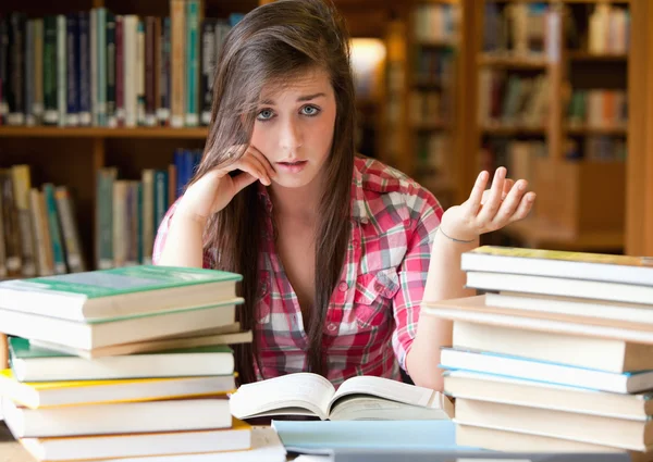Zklamaný student s hodně číst — Stock fotografie