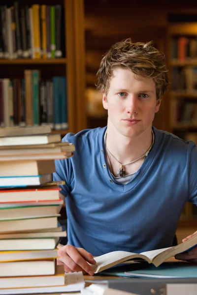 Porträt eines männlichen Studenten, der mit Büchern posiert — Stockfoto