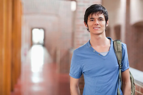Sorrindo estudante do sexo masculino posando — Fotografia de Stock