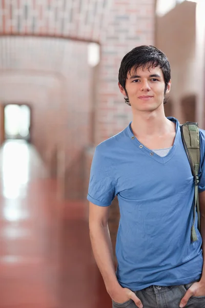 Porträt eines männlichen Studenten, der posiert — Stockfoto