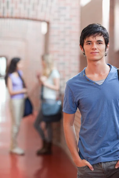 Retrato de un estudiante guapo posando — Foto de Stock