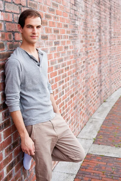 Portrait of a student leaning on a wall — Stock Photo, Image