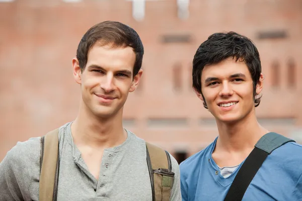 Usmívající se Mužští studenti vystupují — Stock fotografie