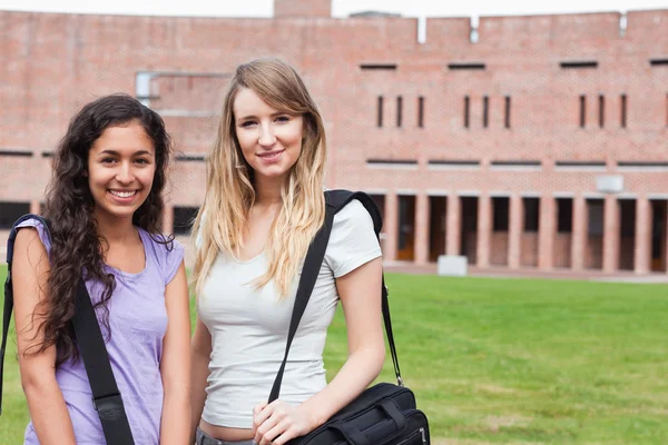 Sorrindo estudantes do sexo feminino posando — Fotografia de Stock