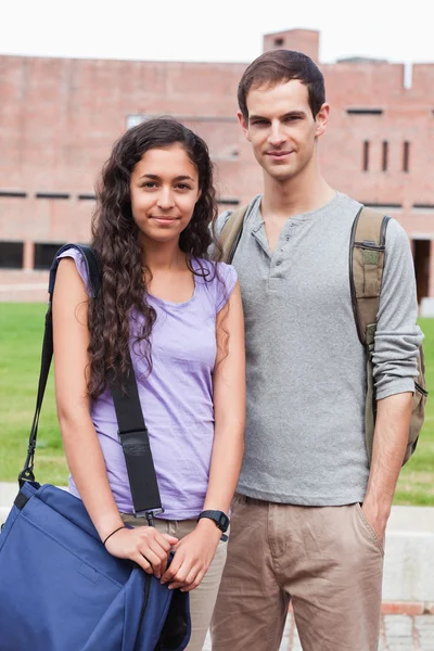 Портрет студенческой пары, позирующей — стоковое фото