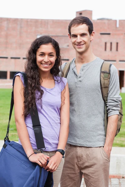 Retrato de um casal de estudantes sorrindo posando — Fotografia de Stock