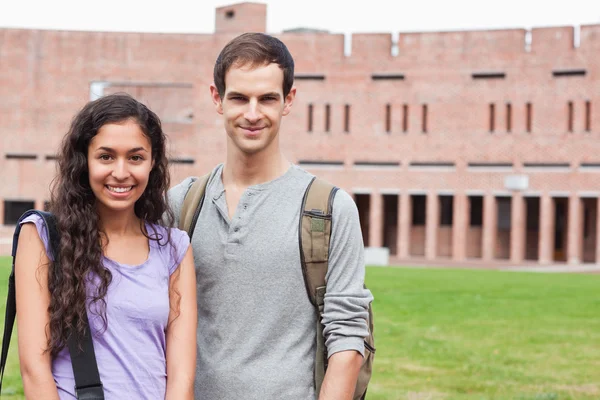 Sorrindo casal estudante posando — Fotografia de Stock