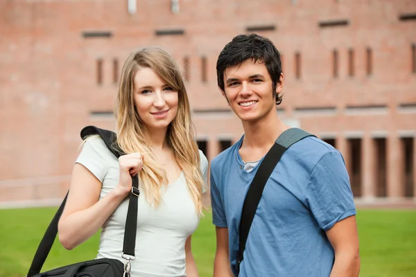 Молодая студенческая пара позирует — стоковое фото