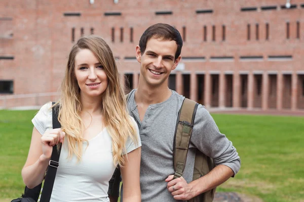 Roztomilý studentský pár pózuje — Stock fotografie