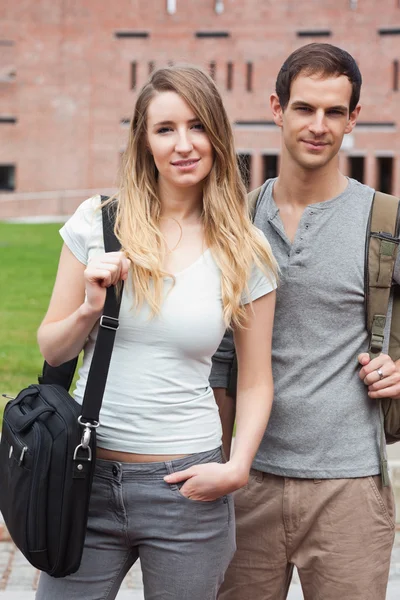 Портрет милой студенческой пары, позирующей — стоковое фото