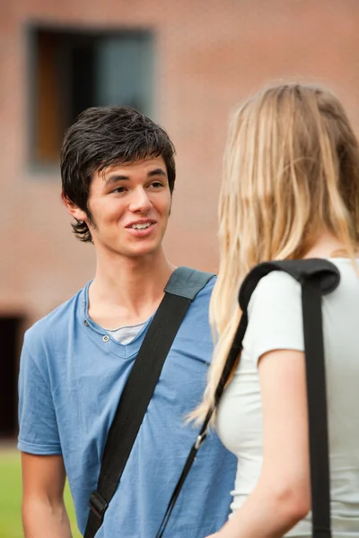 Porträt eines überraschten Studenten im Gespräch mit einem Freund — Stockfoto