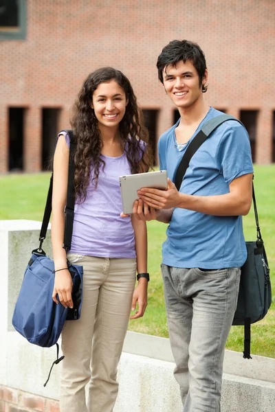 Portrait of a couple holding a tablet computer — Stock Photo, Image
