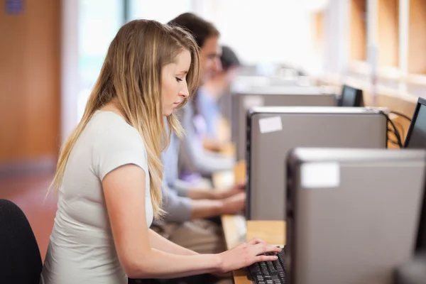 Fokuserad elev med en dator — Stockfoto
