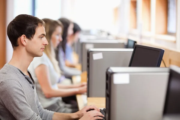 Studente di sesso maschile utilizzando un computer — Foto Stock