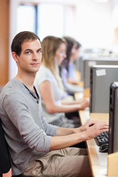 컴퓨터와 함께 포즈를 취하는 남성 학생의 초상화 — 스톡 사진