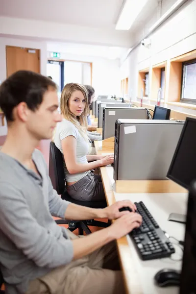 Retrato de colegas estudantes usando um computador — Fotografia de Stock