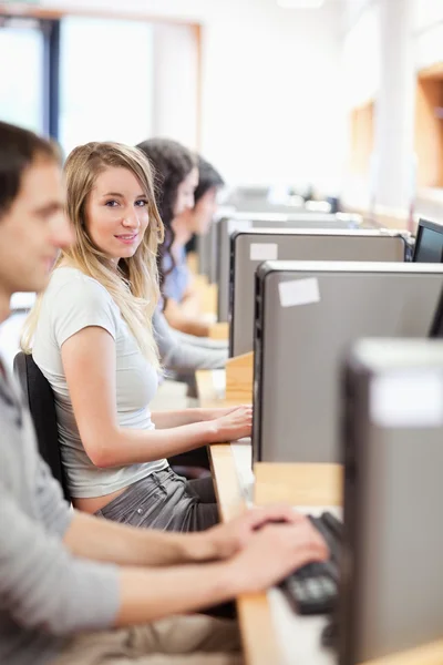 Portrait of fellow students in an IT room — Stock Photo, Image