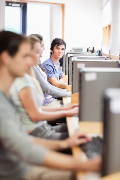Retrato de jóvenes estudiantes en una sala de informática —  Fotos de Stock