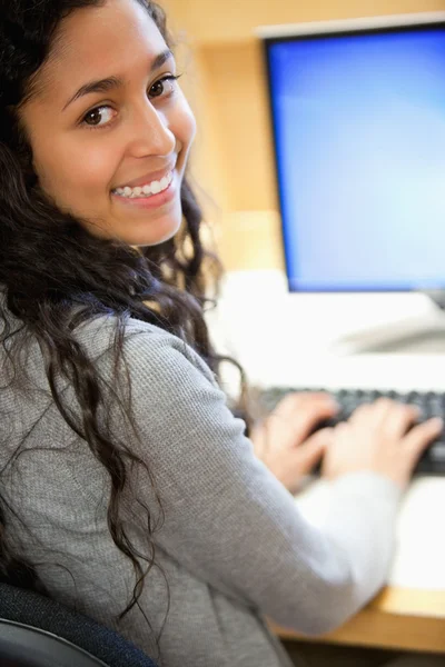 Retrato de um estudante bonito usando um computador — Fotografia de Stock