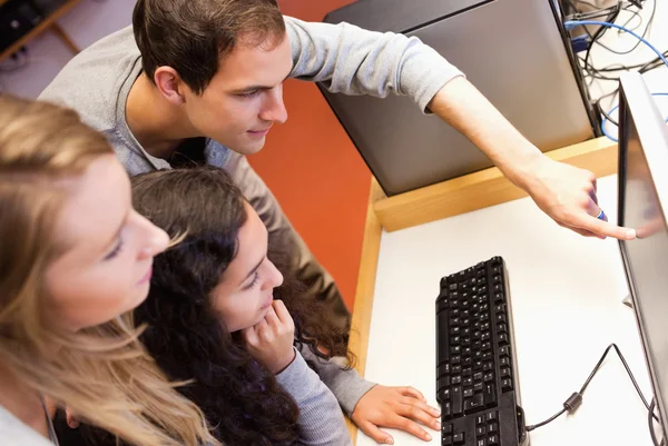 Colegas estudantes usando um computador — Fotografia de Stock