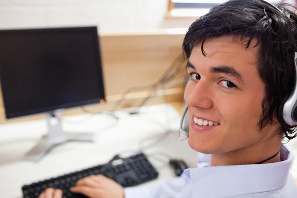 Operador joven usando un ordenador —  Fotos de Stock