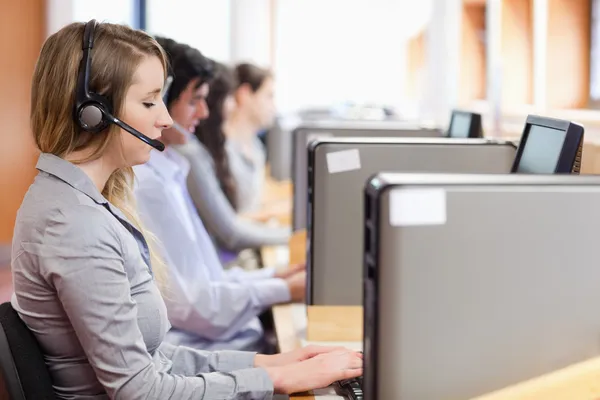 Exploitanten met behulp van een computer in callcenter — Stockfoto