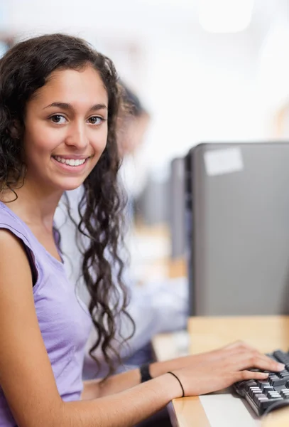 Retrato de un lindo estudiante con una computadora —  Fotos de Stock