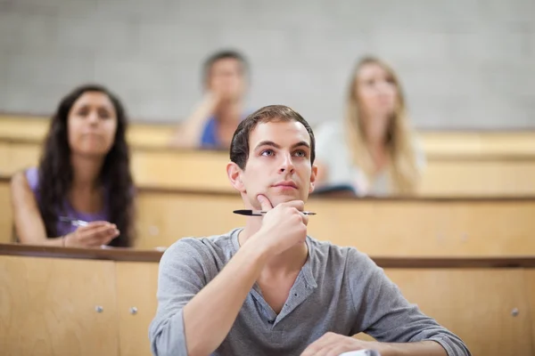 Seriöse Studenten hören während einer Vorlesung zu — Stockfoto