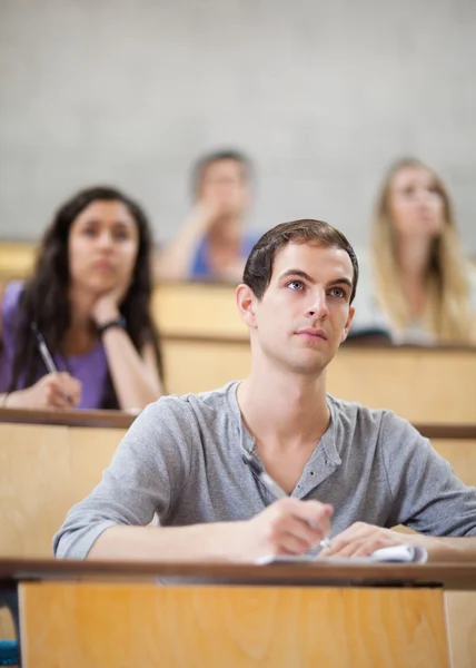 Серьезные студенты слушают лекции — стоковое фото