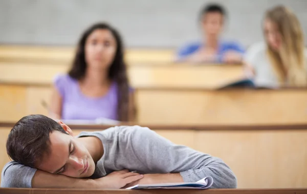 Студент спит во время лекции — стоковое фото