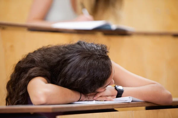 Student sova på hennes skrivbord — Stockfoto