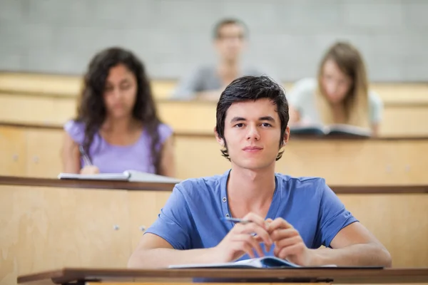 Studenti concentrati durante una lezione — Foto Stock